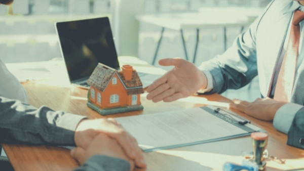 En erfaren eiendomsadvokat bistår en boligkjøper som vil rette erstatningskrav mot selger etter at han har oppdaget rettslige feil ved boligen