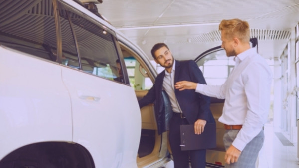 En bilkjøper som vil heve et privat bilkjøp diskuterer med selgeren