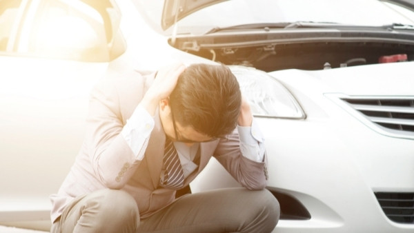 En bilkjøper er trist etter å ha oppdaget at bilen er beheftet med kjøpsrettslige mangler og vil senere kreve prisavlasg