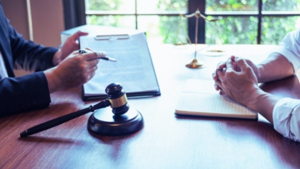 En advokat og klienten sin diskuterer en sak som omhandler forbrukerkjøpsloven om garanti
